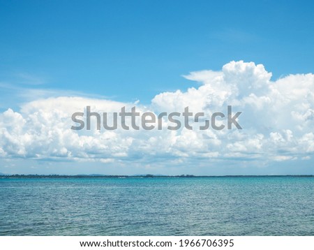 Beautiful blue sea Against the sky and white clouds.