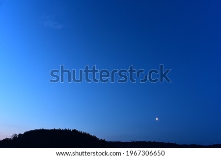 Moon, Jupiter and Saturn in the night sky.