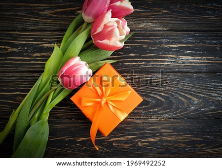 gift box flower tulip on wooden background