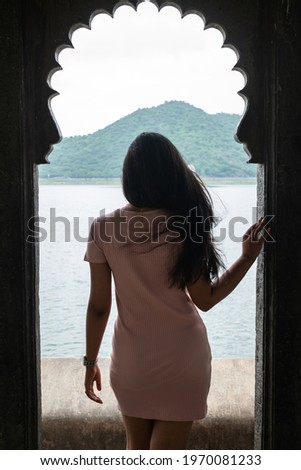 girl enjoying the beautiful view of the pichola lake in udaipur 