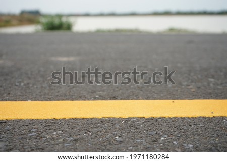 Yellow traffic line It is used to divide traffic direction and to ensure road safety.