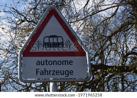 Road sign warning of autonomous vehicles or self-driving vehicles in German language.