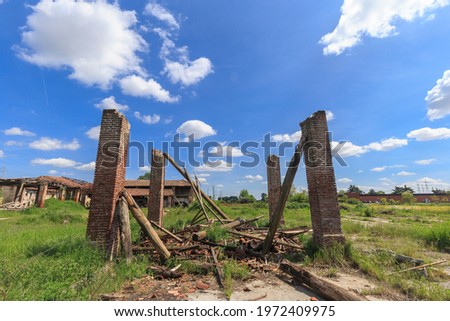 Summer outdoor shot of an abandoned italian farmhouse ruin, no people are visible.