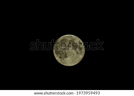 Close up picture of the full moon during wintert time
