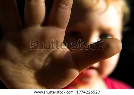 The little girl's hand is close-up, stop, ban.
