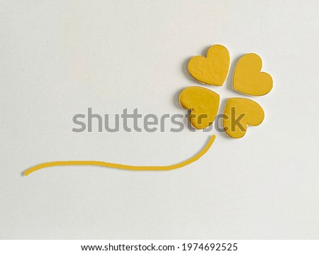 Four-leaf image with a gold heart