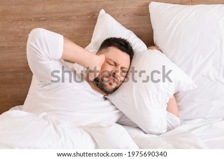 Man cannot sleep because of rowdy neighbours