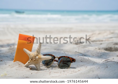 Summer composition. sun hat, sunglasses, sun lotion.