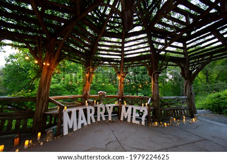 Sign saying "marry me" in Central Park, New York