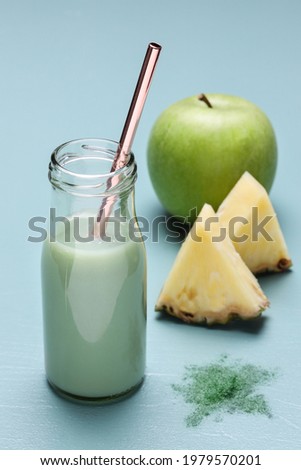 Pineapple-apple smoothie with spirulina picture