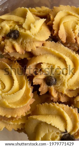A picture of yelow, brown, golden cookies