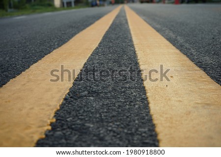 Yellow traffic line It is used to divide traffic direction and to ensure road safety.
