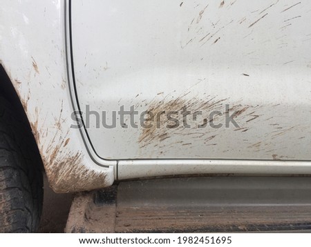 White car, white mud, pleasant to drive in rainy season. Dirty class that splashes into the car Should be cleaned