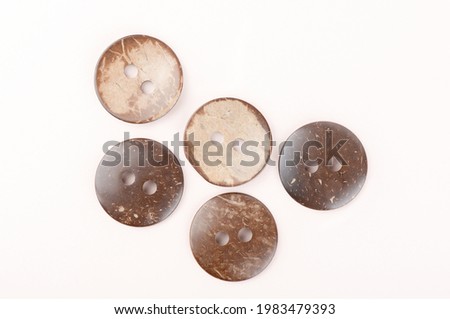 Several brown marbled plastic buttons on both sides.