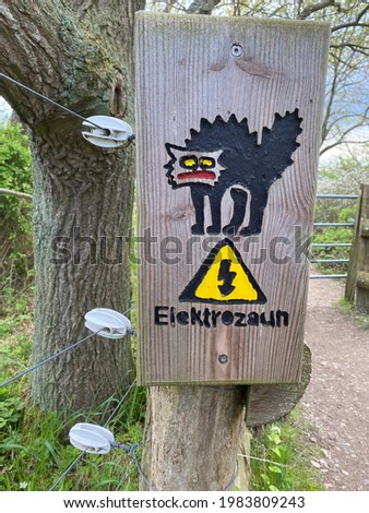 warning sign the German word Elektrozaun means electric fence
