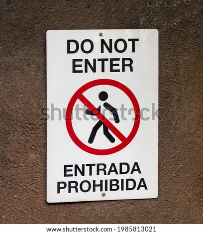 A Do Not Enter sign for people or pedestrians in English and Spanish.
