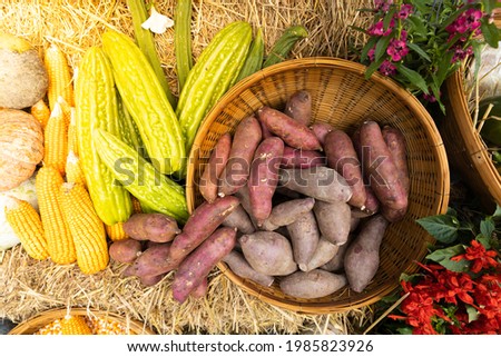 Picture of corn and potatoes in a wooden basket.