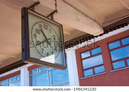 Large pointer clock on the platform of the station