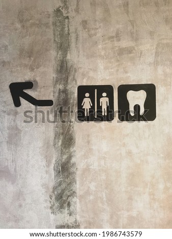 symbol poiting to toilet and dentist