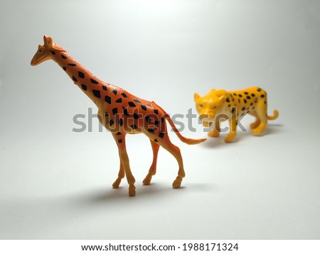 Giraffe and Cheetah - Miniature Plastic Toy Animals 