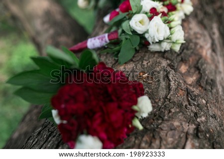 bouquet with wedding rings