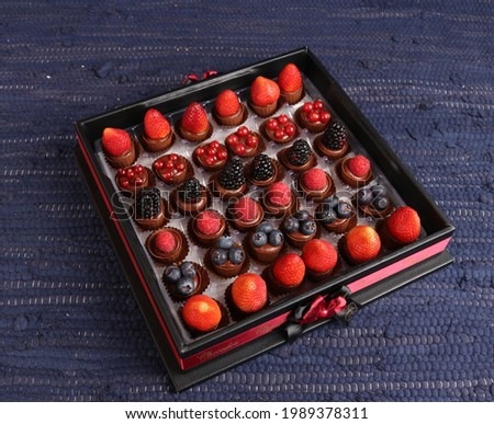 raseberry with chocolate in box 