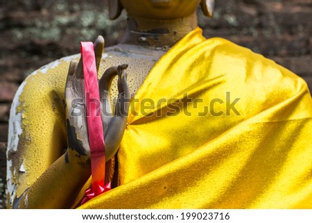 garland wear on golden buddha hand