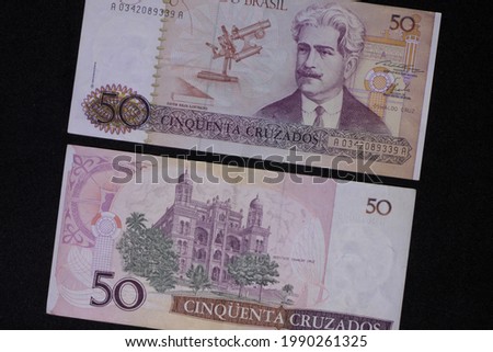Faces of a bill of money, worth fifty Cruzados, on the front the figure of the sanitary doctor Oswaldo Cruz and on the back image of the institute that bears his name.