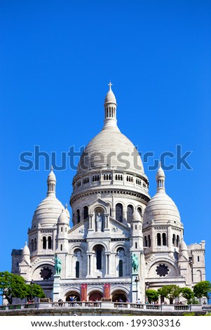 Vertical photograph of Basilica of Sacred Heart in Paris, France