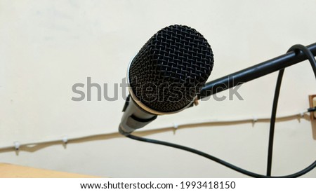 Closeup microphone that can be used for singing and also for voice recording.
