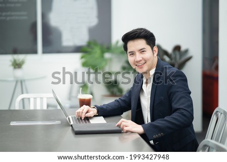 businessman working with laptop on the table in the cafe, business concept