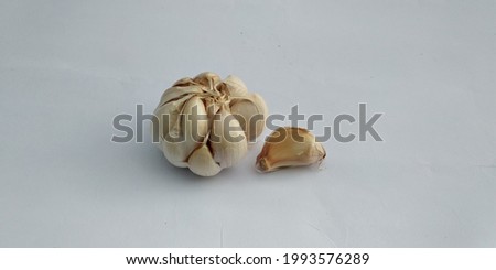 This picture is garlic, it tastes bitter. It is a cooking spice and can be used for medicine
