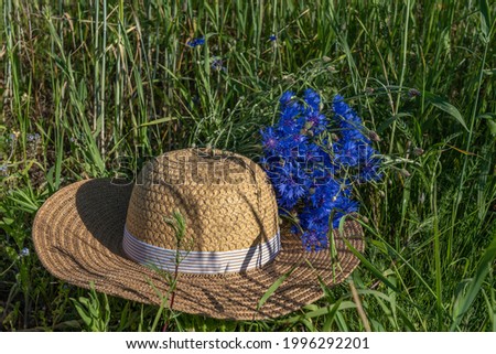 A straw cap with rye bouquet.