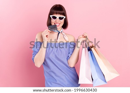 Photo portrait of woman going on shopping on weekend with credit card smiling in sunglass isolated pastel pink color background