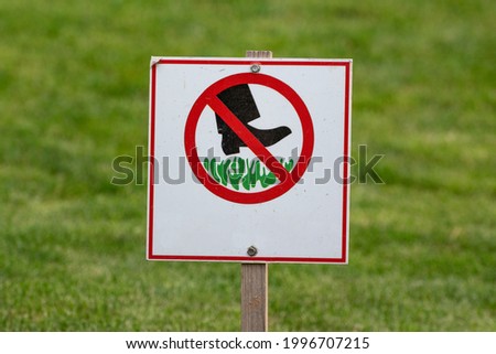 It is forbidden to walk on the lawn. Sign prohibiting walking on the grass. Do not step on grass