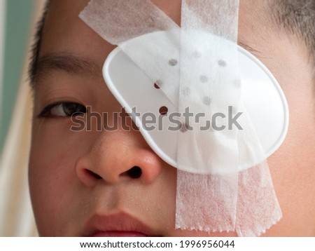 Close-up of pediatric patients. use plastic sheet Blindfolded after seeing the doctor at the hospital