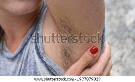 woman with natural armpit hair