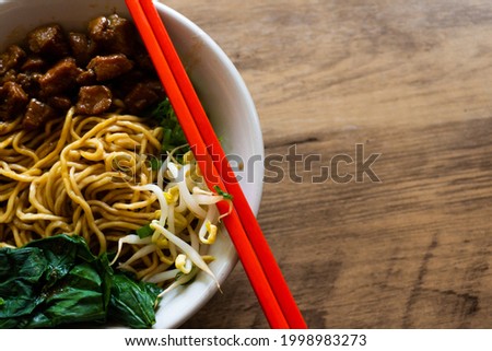half picture of Mie Yamin with stuffed mustard greens, bean sprouts and chopped chicken in soy sauce seen from above