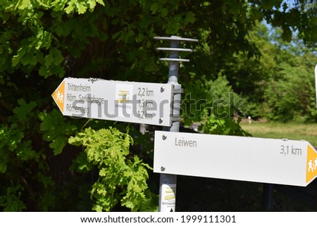 hiking sign post above Mosel valley between Leiwen and Trittenheim