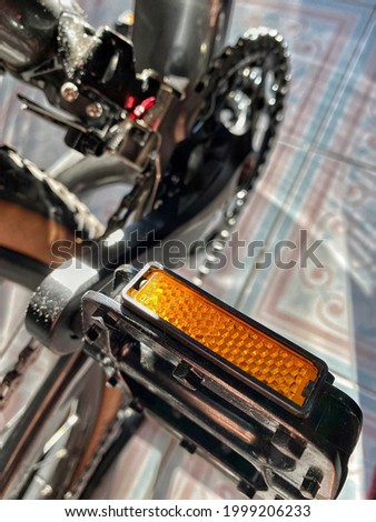 A picture of bicycle paddle with chain background.