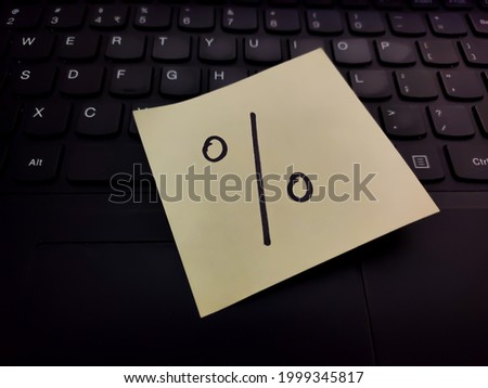 Percentage sign written on sticky note signifies the growth, profit loss and return.
