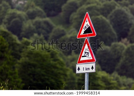 A road sign in the mountains indicating a steep slope