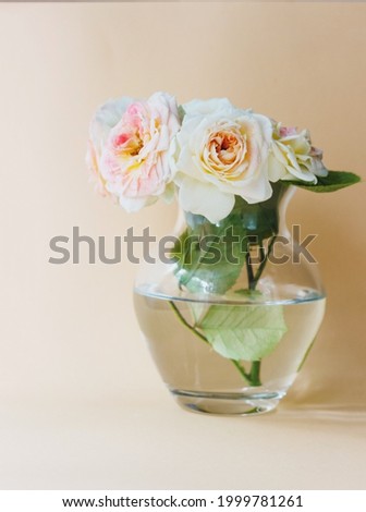 Tea rose mini flower bouquet in glass vase
