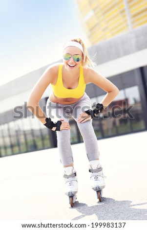 A picture of a happy rollerblader skating in the city