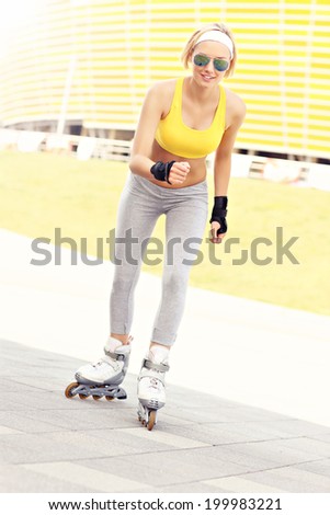 A picture of a happy rollerblader having fun in the city