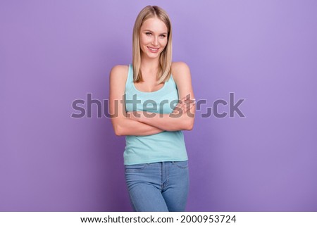 Photo portrait blonde woman in casual clothes smiling crossed hands isolated pastel violet color background