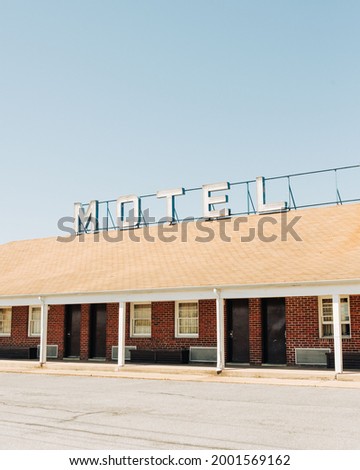 Vintage motel sign at the Beltway Motel, in Baltimore, Maryland Royalty-Free Stock Photo #2001569162