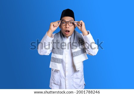 Photo image portrait asian islam muslim with blue background