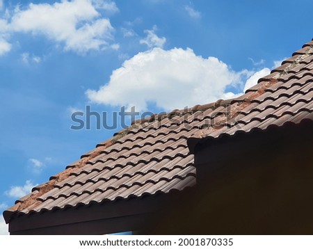 A good house must have a roof that protects the sun and rain well.