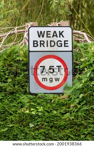 UK warning sign for a weak bridge with a maximum gross weight of 7.5t